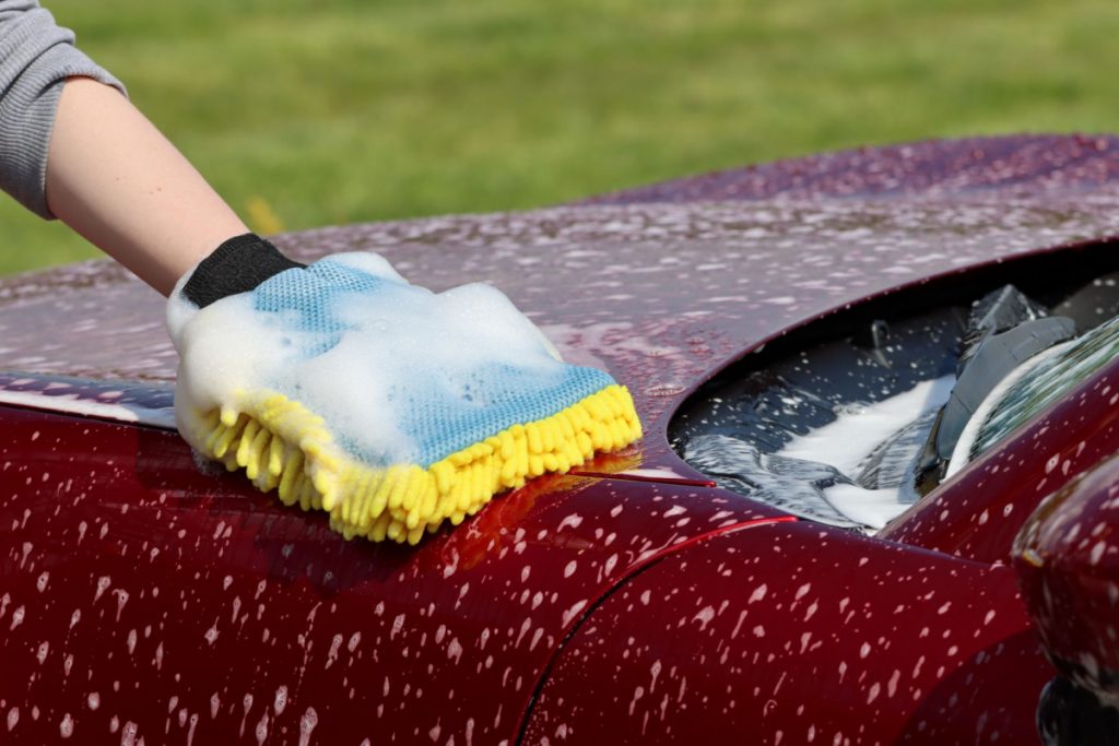 Soaping your car with a washing mitt